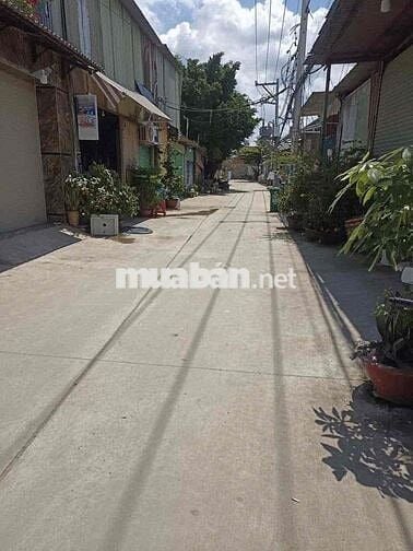 Cho thuê kho 12tr/th DT: 8×25 có gác  Có điện 3pha trần cao 6_7m.trống