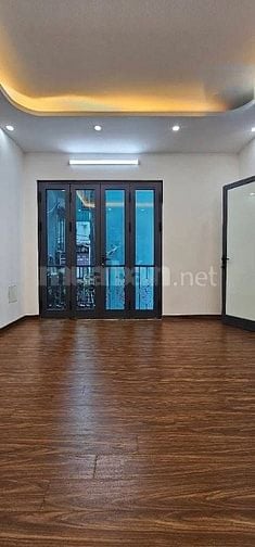 BÁN NHÀ HOÀNG QUỐC VIỆT- 5 TẦNG THANG MÁY - CAMRY TRÁNH NHAU