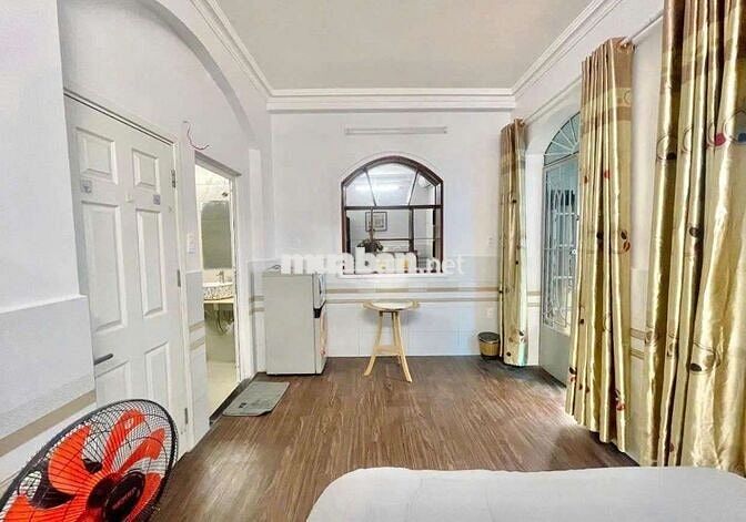 CHO THUÊ CĂN HỘ DỊCH VỤ 22m2 có Ban Công ở Lê Thánh Tôn Q1