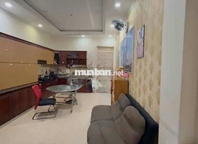 CHO THUÊ NHÀ 4 TẦNG MẶT TIỀN HẺM 606 QL 13 SÁT BÊN HỒNG LONG