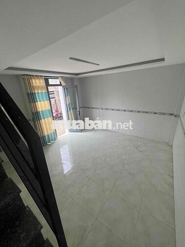 Nhà lầu cách trường tiểu học 200m