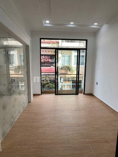 +: Cách Mạng Tháng Tám 36 M2. 5 Tầng 3.2  X 11.5 Giá 8.99 Tỷ TL 
