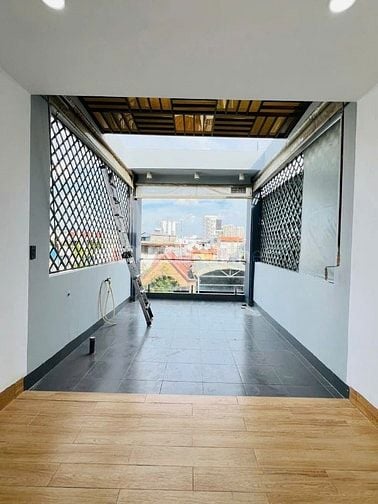 +: Cách Mạng Tháng Tám 36 M2. 5 Tầng 3.2  X 11.5 Giá 8.99 Tỷ TL 