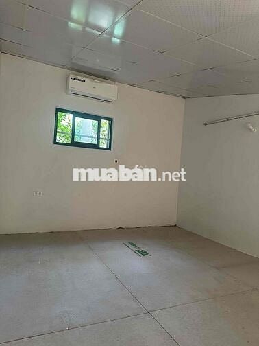 Nhà ở có sân thoáng đãng mới xây