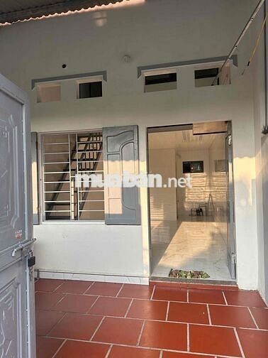 Nhà ở có sân thoáng đãng mới xây