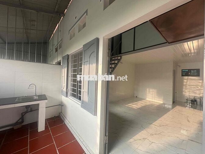 Nhà ở có sân thoáng đãng mới xây