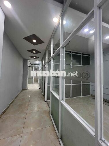 Cho thuê mat bang tầng trệt lối di rieng khu sân bay TSN