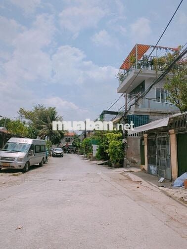 Ngang 8.6m. Dt 250m gom dãy 20 phòng trọ. Đường so 4 hbc thủ đức.