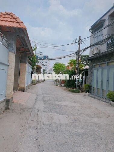 Ngang 8.6m. Dt 250m gom dãy 20 phòng trọ. Đường so 4 hbc thủ đức.