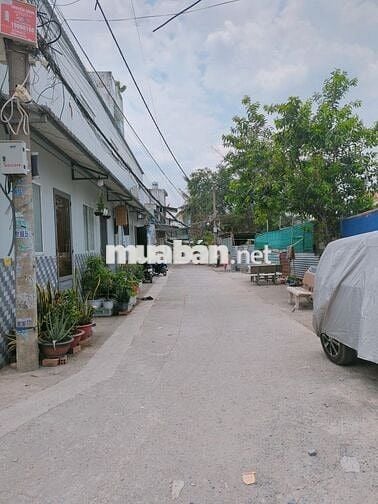 Ngang 8.6m. Dt 250m gom dãy 20 phòng trọ. Đường so 4 hbc thủ đức.