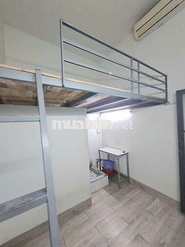 Phòng có gác cao, máy lạnh wc rieng Nơ Trang Long