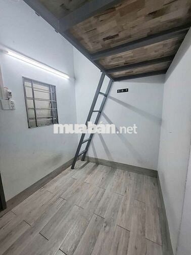 Phòng có gác cao, máy lạnh wc rieng Nơ Trang Long