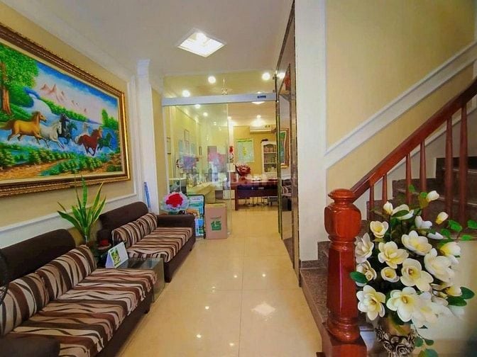 Mạc Thái Tổ,106m 6tầng, 2 ô tô tránh đỗ ,vào nhà. Giá 31,5 tỷ có TL.