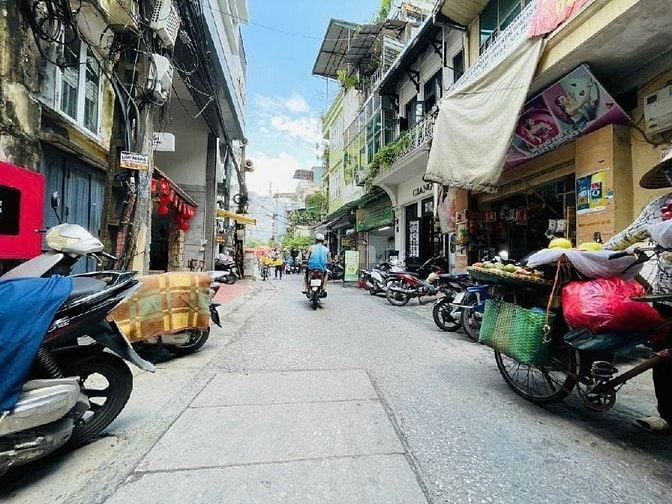 Cần bán gấp nhà Yên Thế, Đống Đa, ngõ to ô tô tránh, buôn bán sầm uất