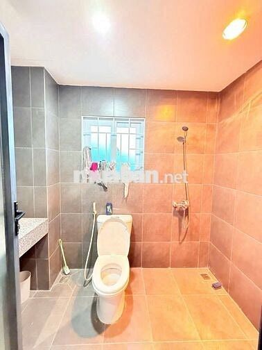 Bán gấp căn nhà đầu Công viên Hoà Bình 5 tầng