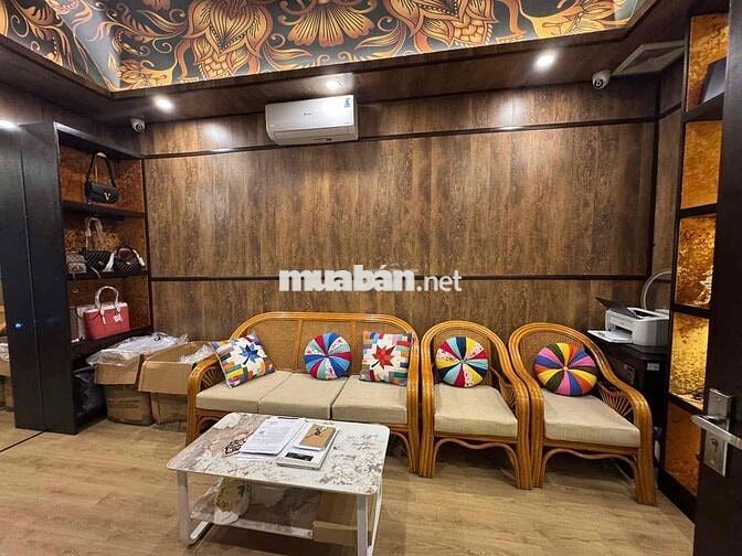 Mặt bằng ngay ngã tư Phó Đức Chính hướng ra chợ Bến Thành