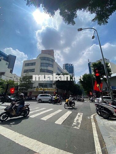 Mặt bằng ngay ngã tư Phó Đức Chính hướng ra chợ Bến Thành