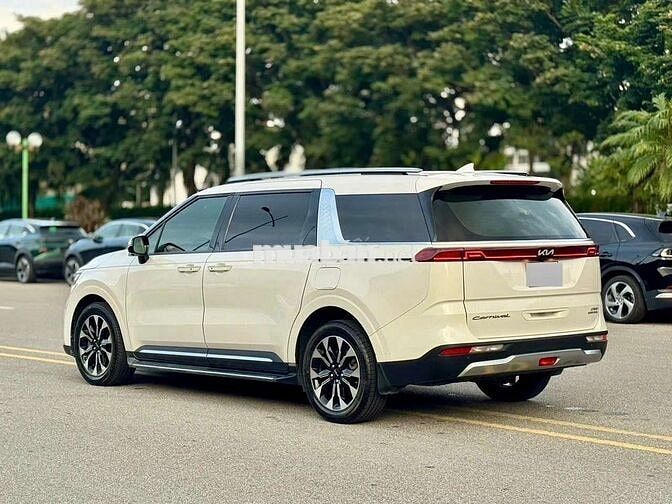 KIA Carnival 2022 2.2D Signature 7c - 76000 km