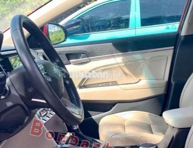 Hyundai Elantra 2.0 AT 2019-Màu đỏ