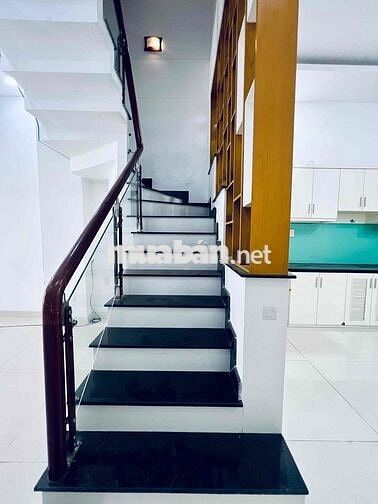 Cho Thuê Nhà Phố Sạch DT 250m2 1Trệt 3Lầu 5Pn 5Wc Sân Thượng Hẻm Tải