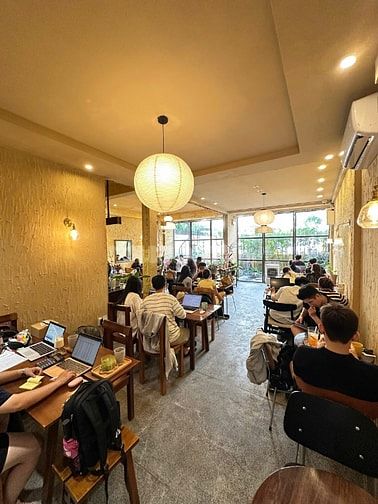 Sang quán cà phê siêu đẹp – khách siêu đông ngay trung tâm Phú Nhuận