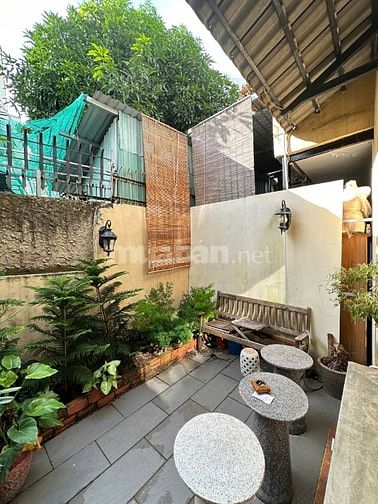 Sang quán cà phê siêu đẹp – khách siêu đông ngay trung tâm Phú Nhuận