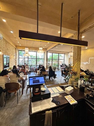Sang quán cà phê siêu đẹp – khách siêu đông ngay trung tâm Phú Nhuận