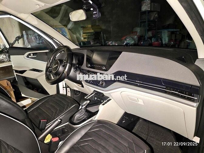 Kia Carens 2023 - 65000 km