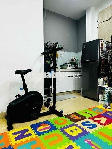 Phòng đẹp 25m2 có cửa sổ lớn, ban công
