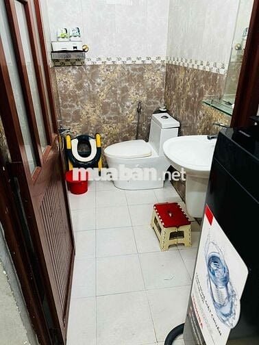Phòng đẹp 25m2 có cửa sổ lớn, ban công