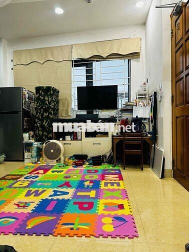 Phòng đẹp 25m2 có cửa sổ lớn, ban công