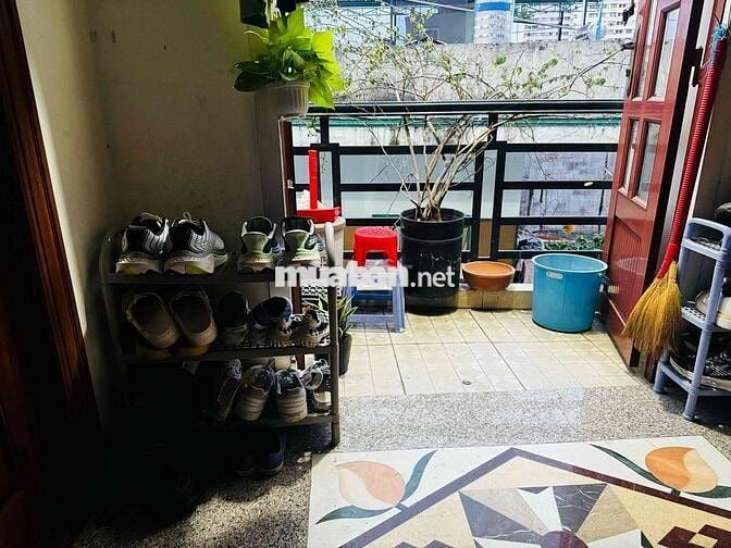 Phòng đẹp 25m2 có cửa sổ lớn, ban công