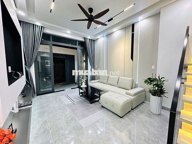 Nhà P6 - cách Lê Văn Phẩm 100m, 3 phòng ngủ hẻm xe hơi