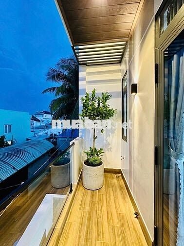 Nhà P6 - cách Lê Văn Phẩm 100m, 3 phòng ngủ hẻm xe hơi