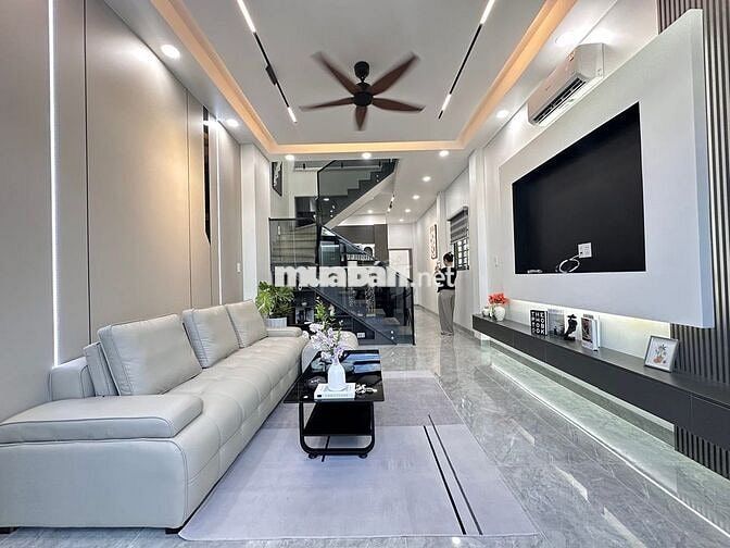 Nhà P6 - cách Lê Văn Phẩm 100m, 3 phòng ngủ hẻm xe hơi