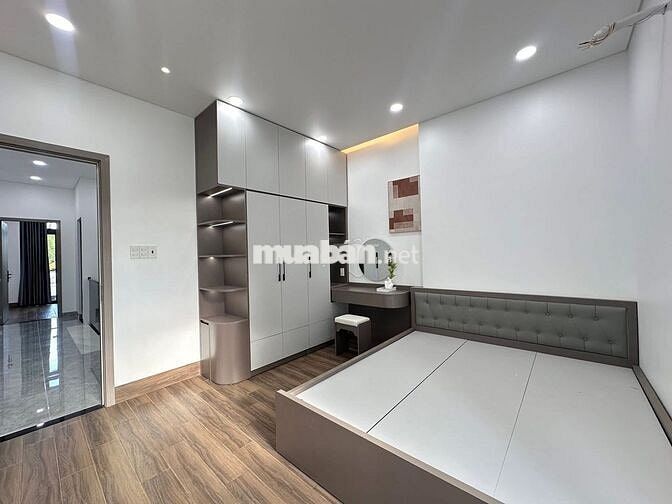 Nhà P6 - cách Lê Văn Phẩm 100m, 3 phòng ngủ hẻm xe hơi