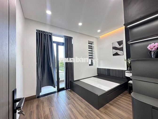 Nhà P6 - cách Lê Văn Phẩm 100m, 3 phòng ngủ hẻm xe hơi