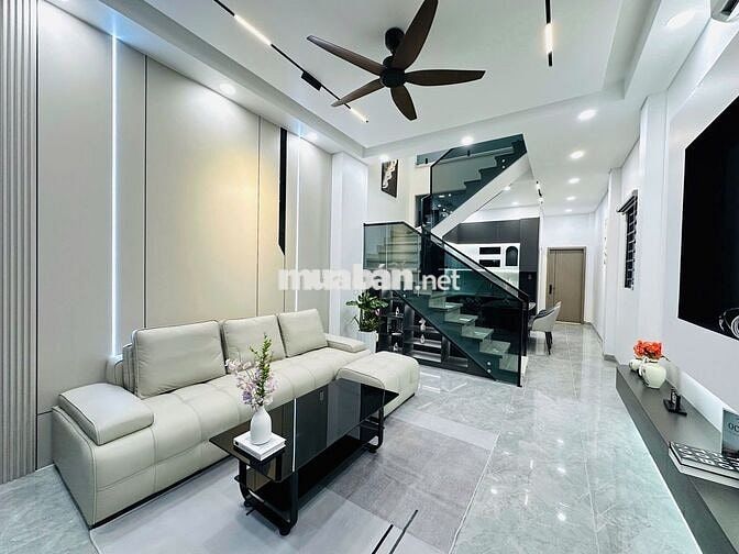 Nhà P6 - cách Lê Văn Phẩm 100m, 3 phòng ngủ hẻm xe hơi