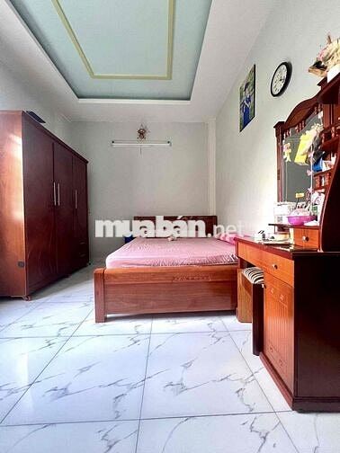 NHÀ MẶT TIỀN HẺM THÔNG Ô TÔ - GẦN NGÃ TƯ BỐN XÃ, DT: 4m x 18m (72m²).