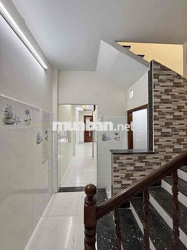nhà . 1 tret . 1 lâu . 4PN . 2VS ( có PN Dưới đât
