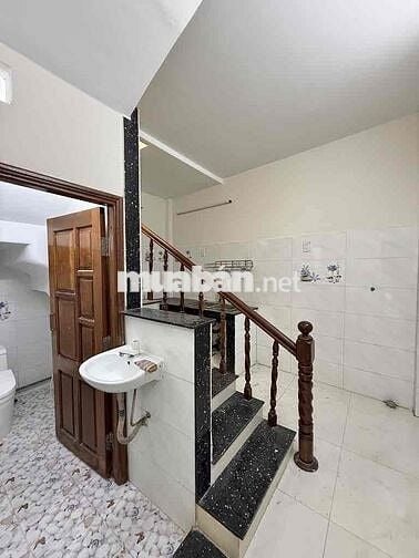 nhà . 1 tret . 1 lâu . 4PN . 2VS ( có PN Dưới đât