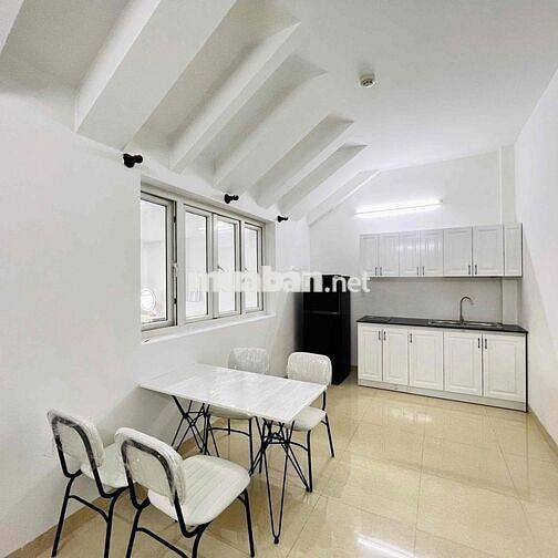 Căn hộ 1 phòng ngủ 45m2 ban công gần ngay cầu Nguyễn Văn Cừ