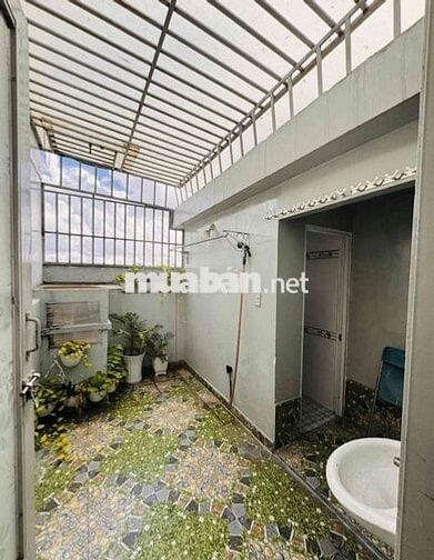 Cho thuê nhà nguyên căn 1 trệt 2 lầu, có 3pn,3wc hẻm xe hơi
