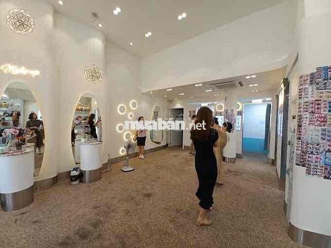 NGANG 6,5M, CÓ LỀ, SÂN RỘNG TẠI 86 NGUYỄN THÁI HỌC QUẬN 1
