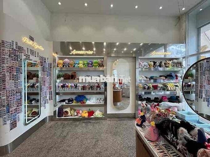 NGANG 6,5M, CÓ LỀ, SÂN RỘNG TẠI 86 NGUYỄN THÁI HỌC QUẬN 1