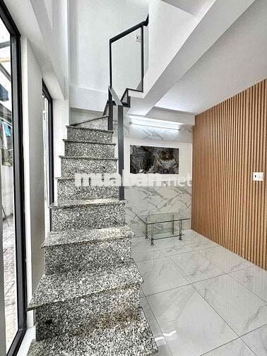 NHÀ NGUYÊN CĂN 1 TRỆT 2 LẦU ( 3PN - 2WC ) - NGAY BẾN XE MĐ CŨ