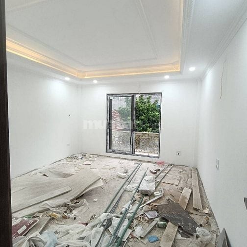 Nhà 60m2 khu vực Lĩnh Nam, pcach tân cổ điển có thang máy, cổng riêng
