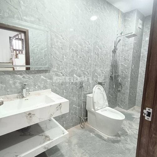 Nhà 60m2 khu vực Lĩnh Nam, pcach tân cổ điển có thang máy, cổng riêng