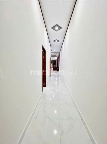 Cần tiền trả nợ bán gấp nhà còn mới 108m2 ở Hóc Môn giá 930 triệu.