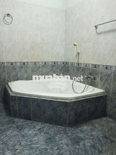 Cho thuê nhà nguyên căn 1 trệt 3 lầu dt 4,5×20, có 5pn, 6wc